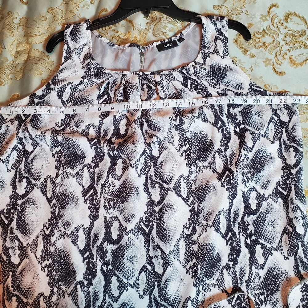 Apt. 9 Scoop Neck Chiffon Snake Print Pullover Top, XL, Black/White/Grey - Picture 7 of 13